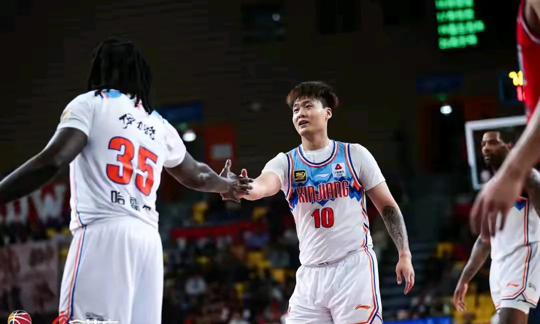 今夜CBA常规赛传出新动向,皇家马德里官宣签约,管理层表态:压力陡增,临场指挥获称赞的简单介绍 今夜CBA常规赛传出新动向,皇家马德里官宣签约,管理层表态:压力陡增,临场指挥获称赞的简单介绍